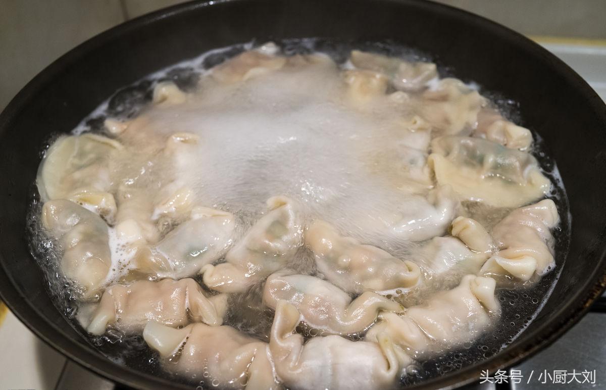 怎样煮出来的饺子鲜嫩多汁不破皮,煮饺子怎样不破皮不粘锅