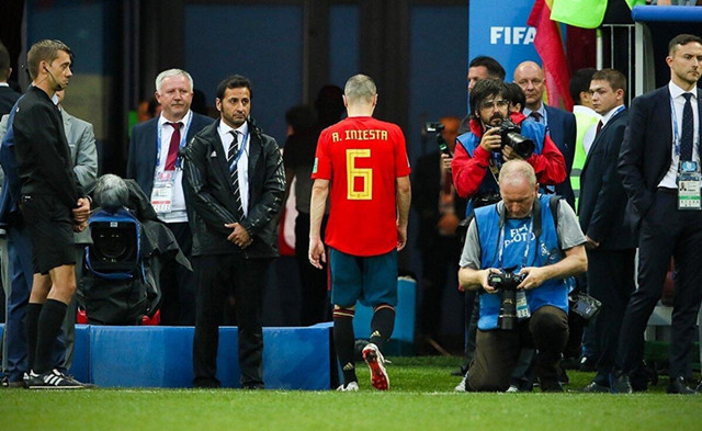 世界杯最感人的瞬间,世界杯最感动时刻球迷冲出场