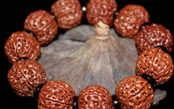 男士戴什么材质手串对身体最好,小叶紫檀手串男士适合戴哪个手