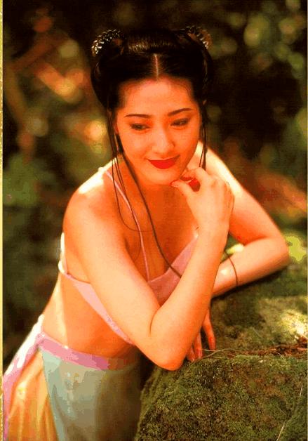 她有着亚洲第一美的上围，因演潘金莲而家喻户晓，如今和豪门交往