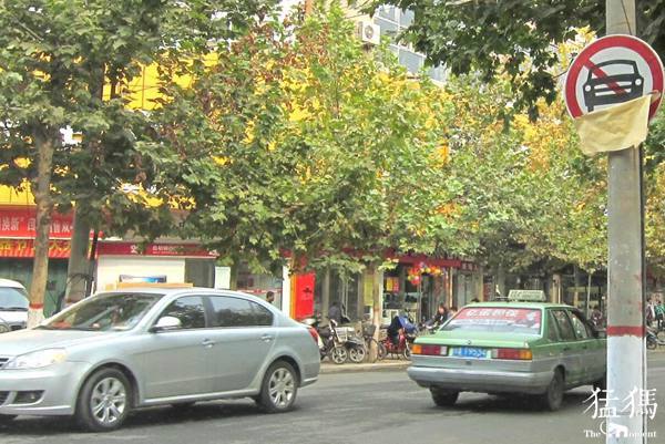 在马路上闯黄灯失败怎么办,闯黄灯如何申诉