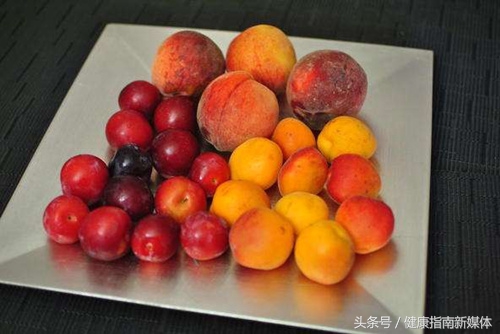 李子和牛肉一起吃有危害吗,李子和什么一起吃会引起过敏