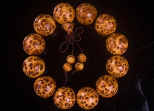 男士戴什么材质手串对身体最好,小叶紫檀手串男士适合戴哪个手