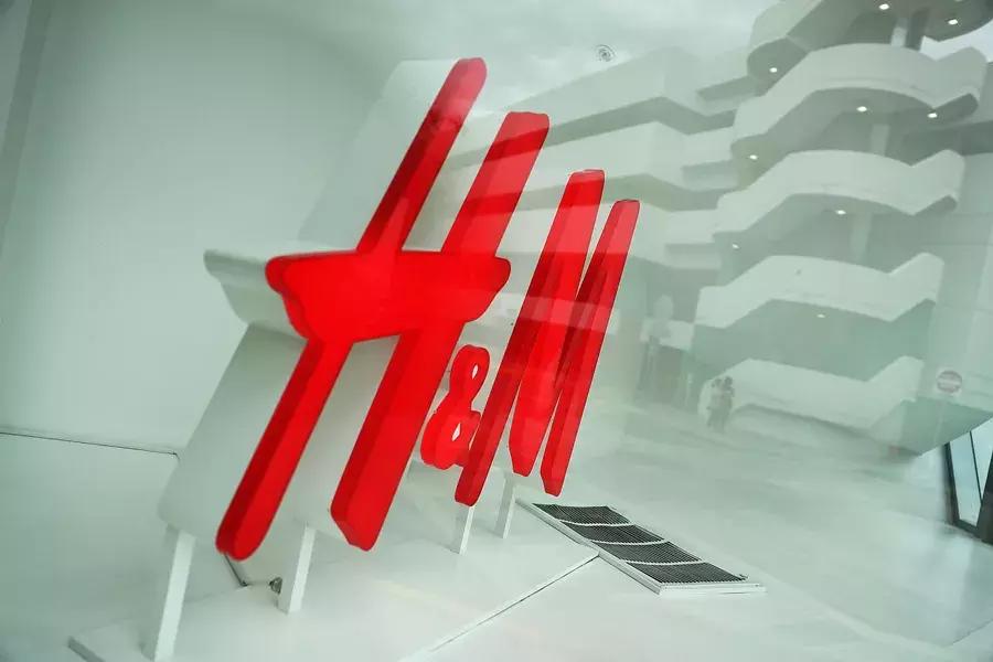 梅根福克斯穿着14cm超高跟鞋,梅根黑色高跟鞋