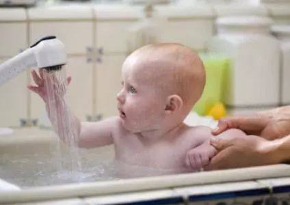 给宝宝洗澡应该注意什么,如何正确帮宝宝洗澡以及注意事项
