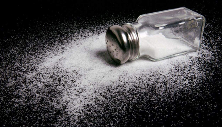 白色衣物总是洗不干净？往水里加点东西，轻轻一搓即刻搞定