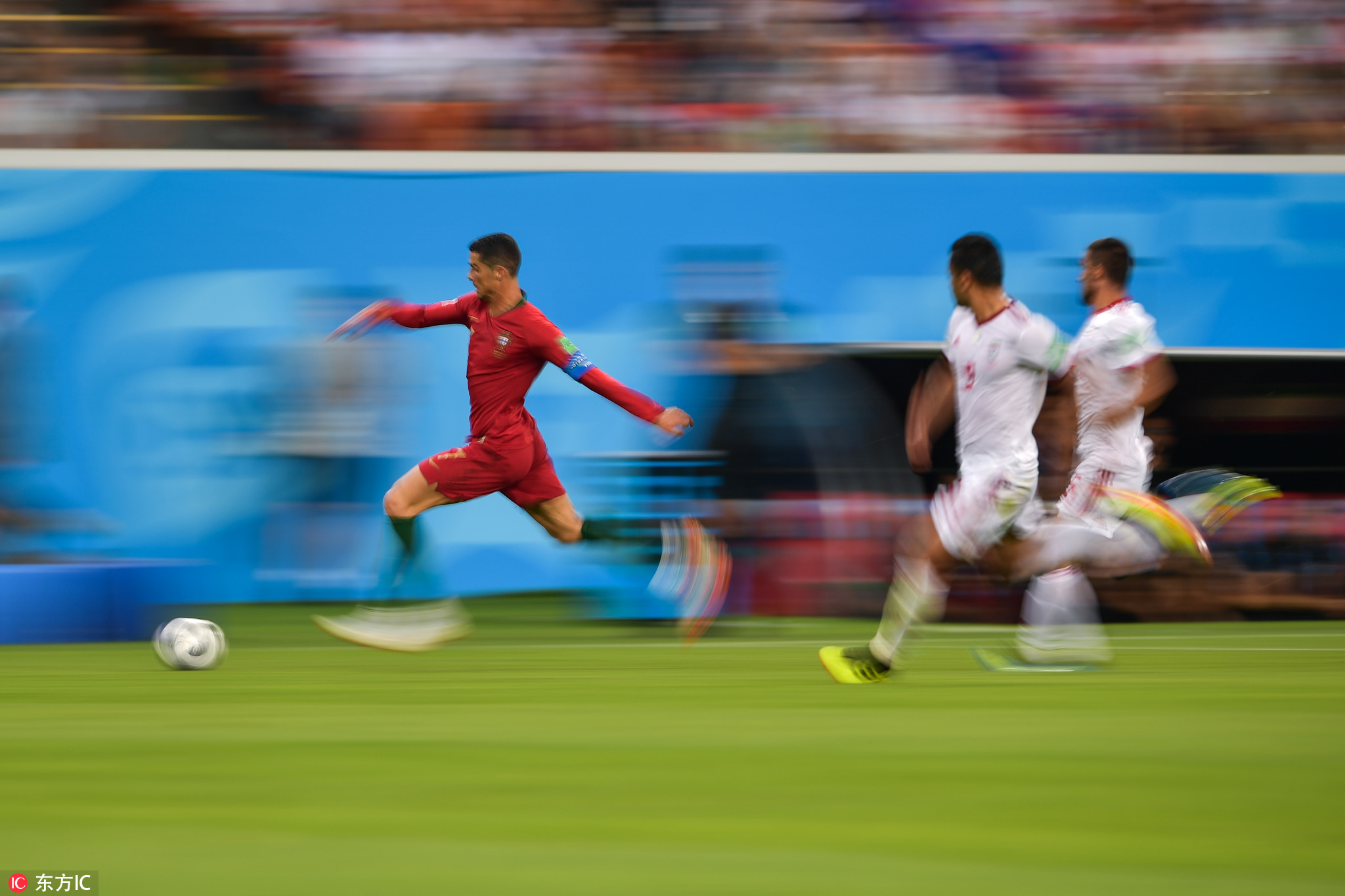 燃情奋战十余天，晒得比内马尔还黑，但他们的照片美炸了