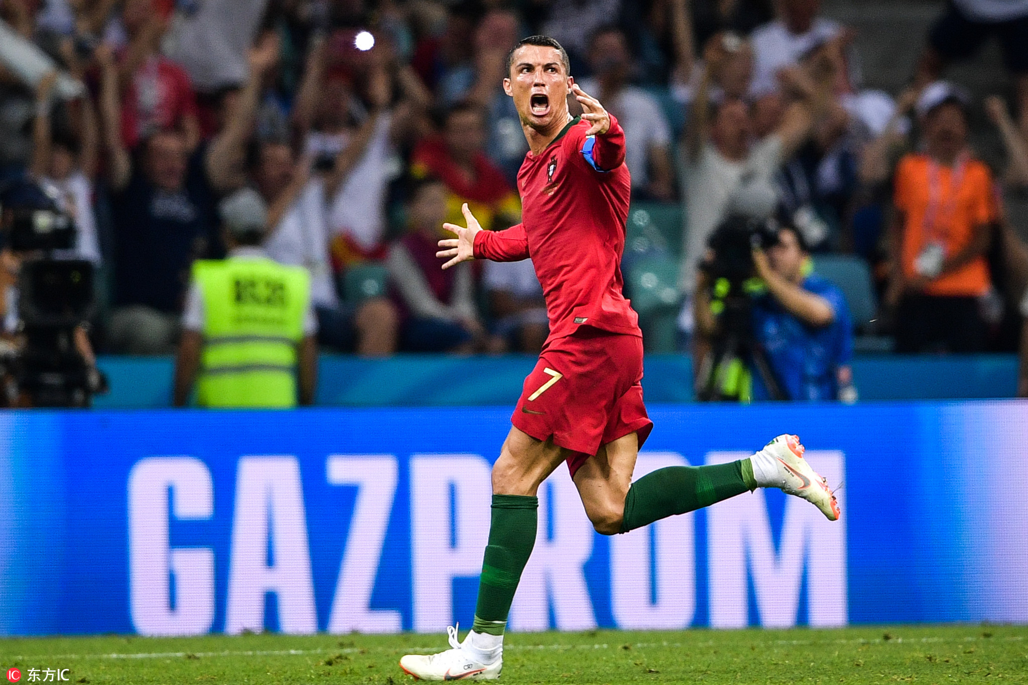 燃情奋战十余天，晒得比内马尔还黑，但他们的照片美炸了