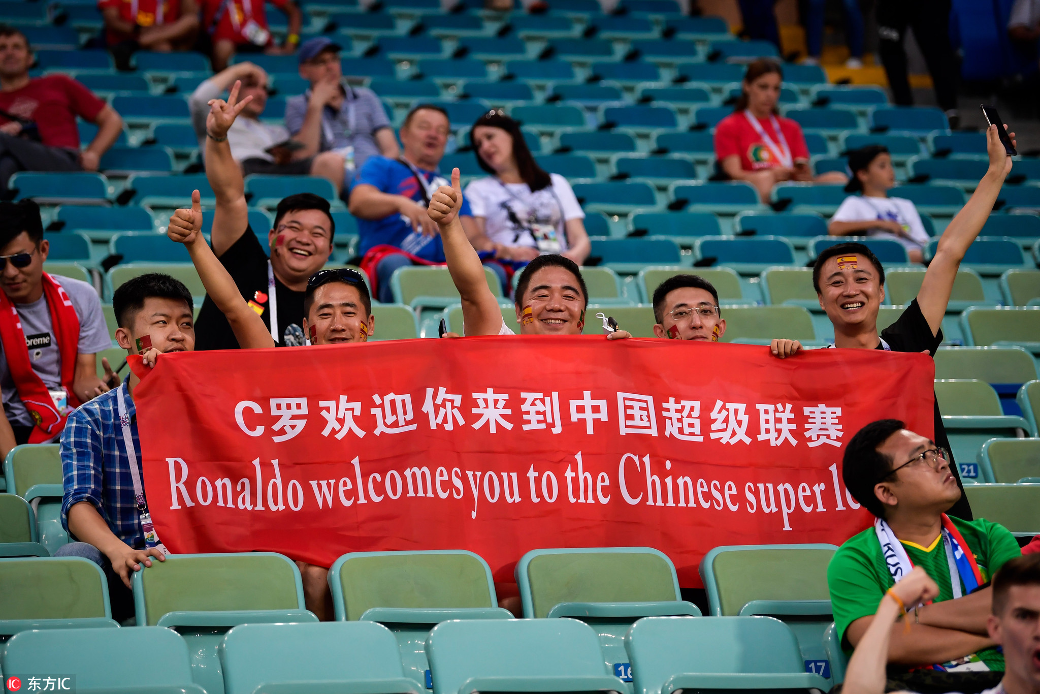 燃情奋战十余天，晒得比内马尔还黑，但他们的照片美炸了