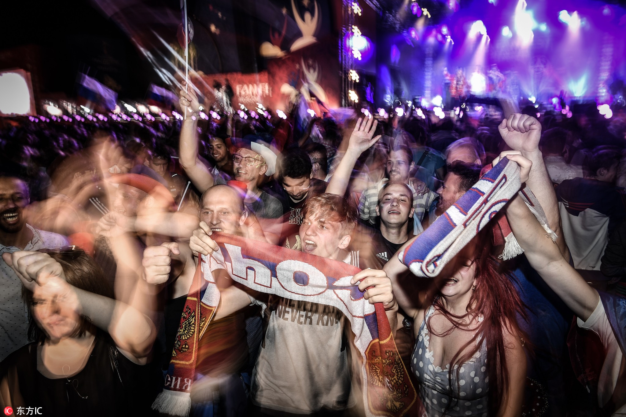 燃情奋战十余天，晒得比内马尔还黑，但他们的照片美炸了