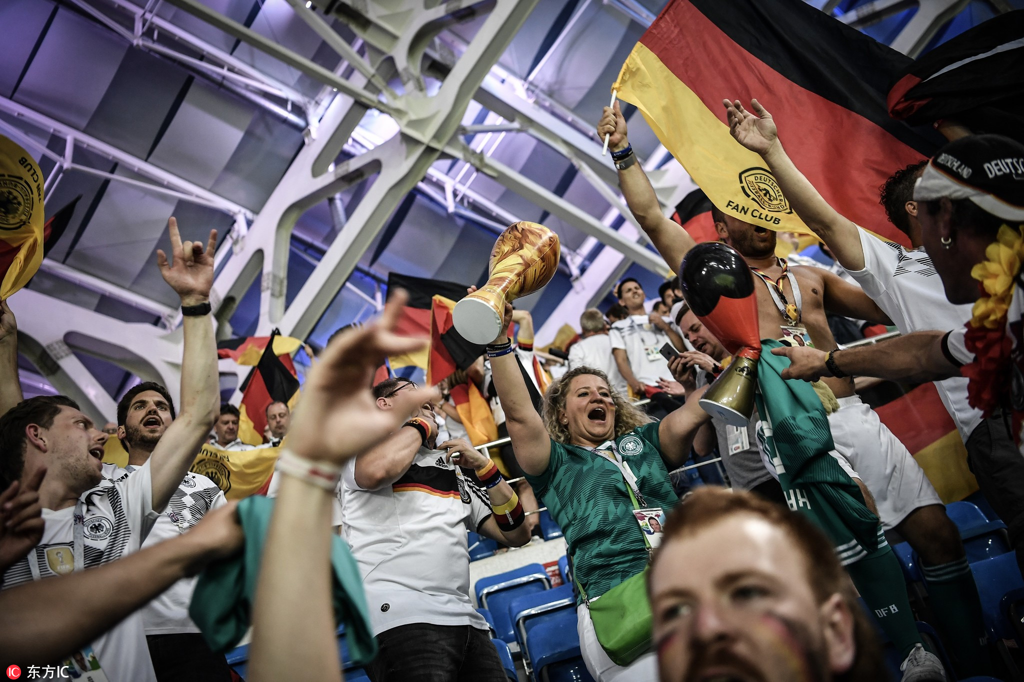 燃情奋战十余天，晒得比内马尔还黑，但他们的照片美炸了