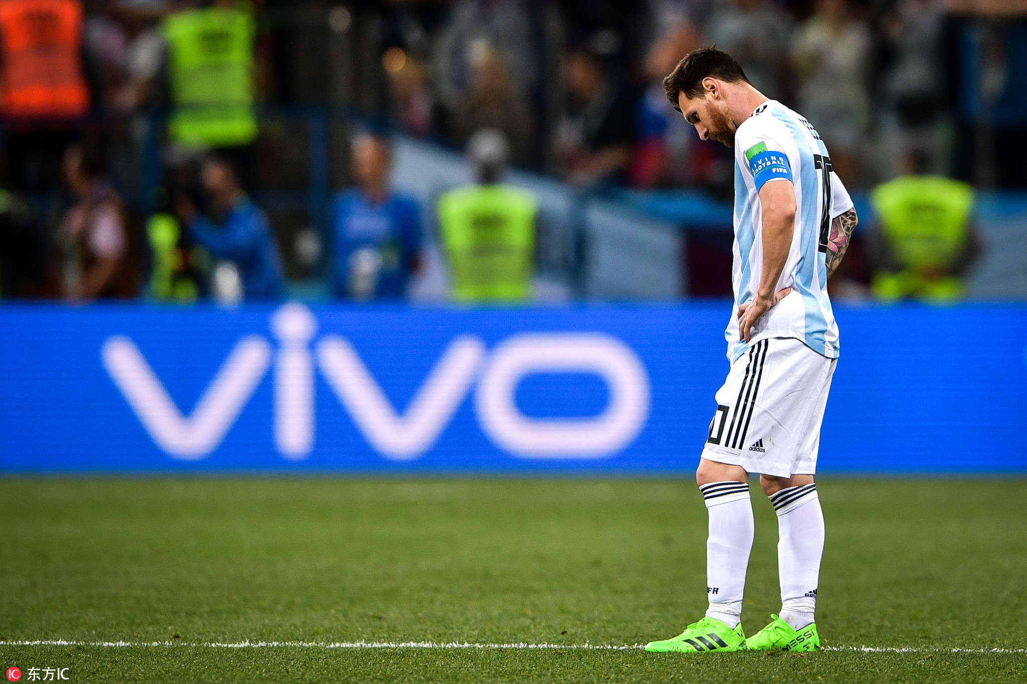 燃情奋战十余天，晒得比内马尔还黑，但他们的照片美炸了