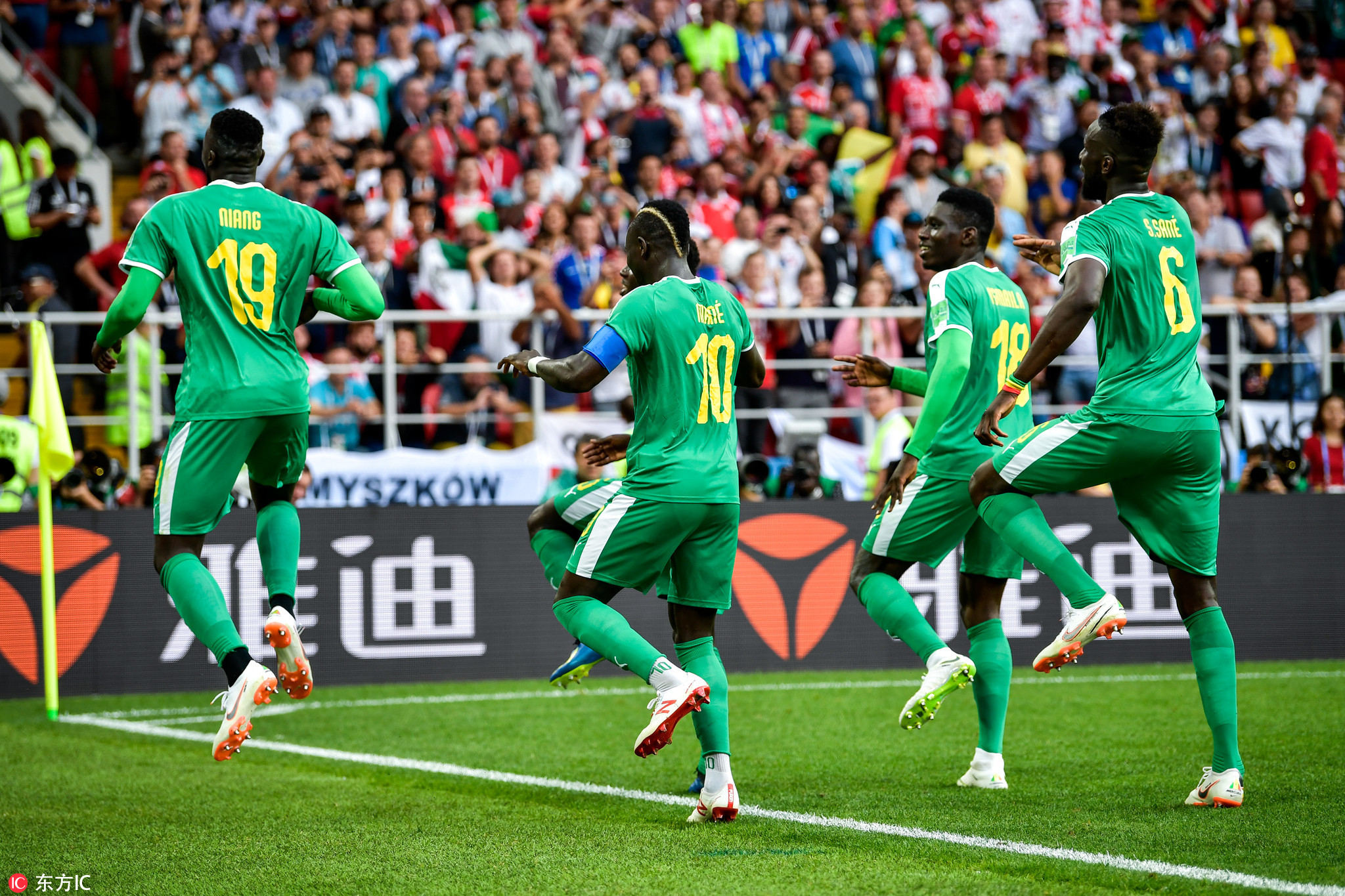 燃情奋战十余天，晒得比内马尔还黑，但他们的照片美炸了