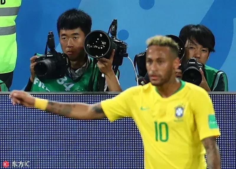 燃情奋战十余天，晒得比内马尔还黑，但他们的照片美炸了