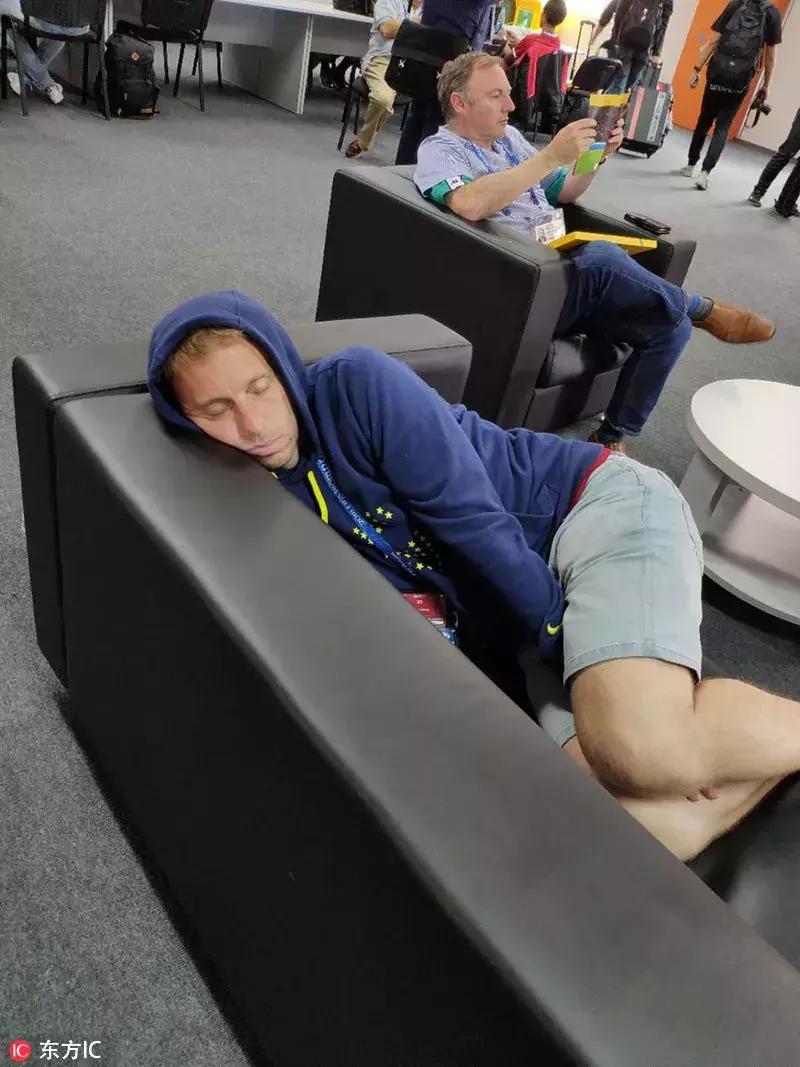 燃情奋战十余天，晒得比内马尔还黑，但他们的照片美炸了