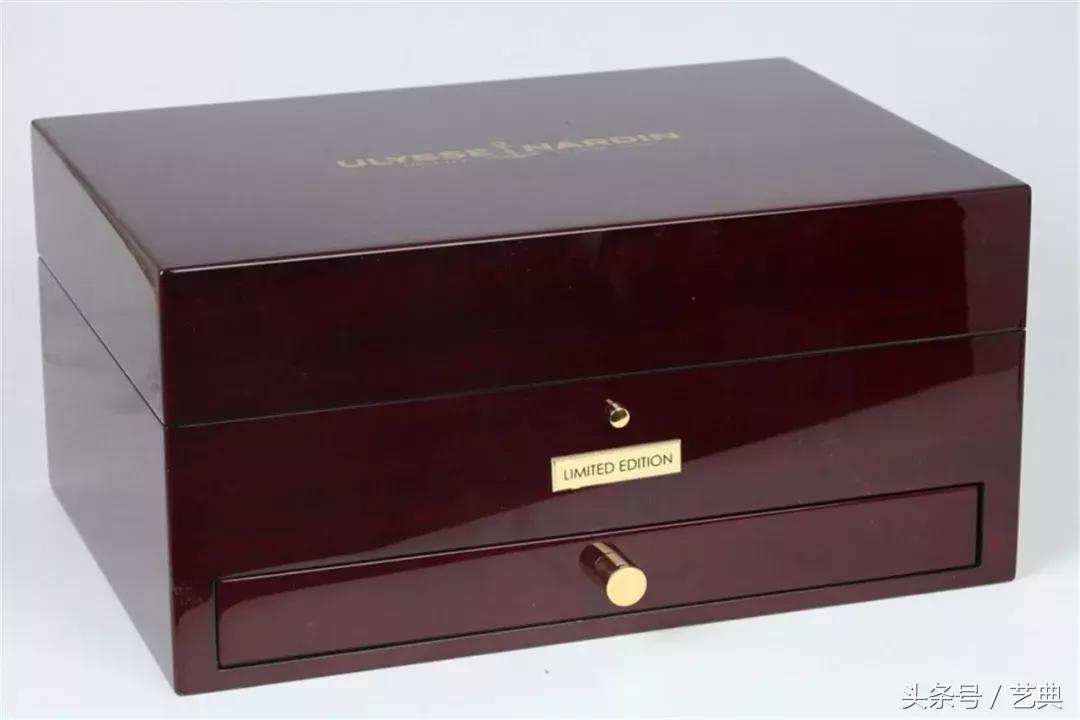 梅西c罗戴袖标,梅西c罗内马尔都戴什么表