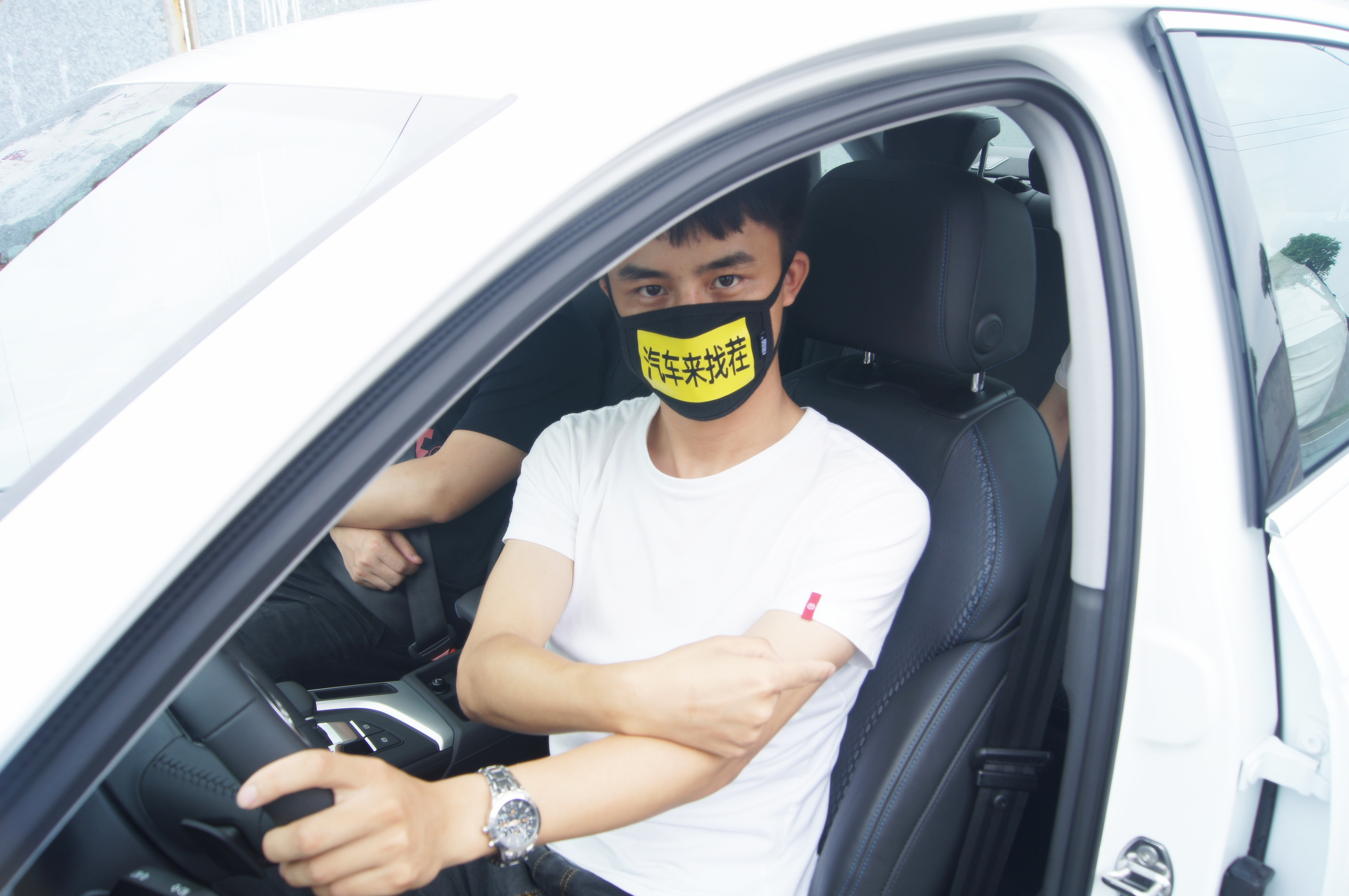 奥迪a4l2022款rs套装燃速版试驾,国服第一车黑推荐车型