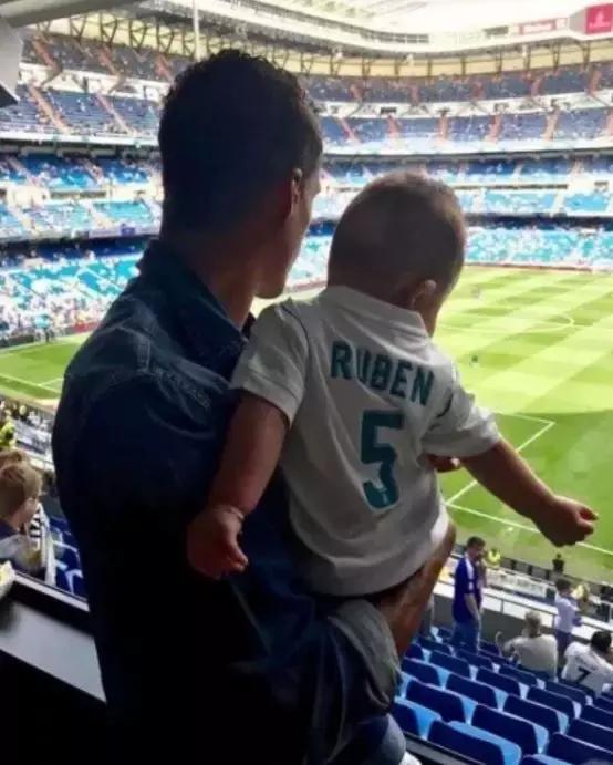 想不到吧！这些世界杯男神们也是“宠娃狂魔”