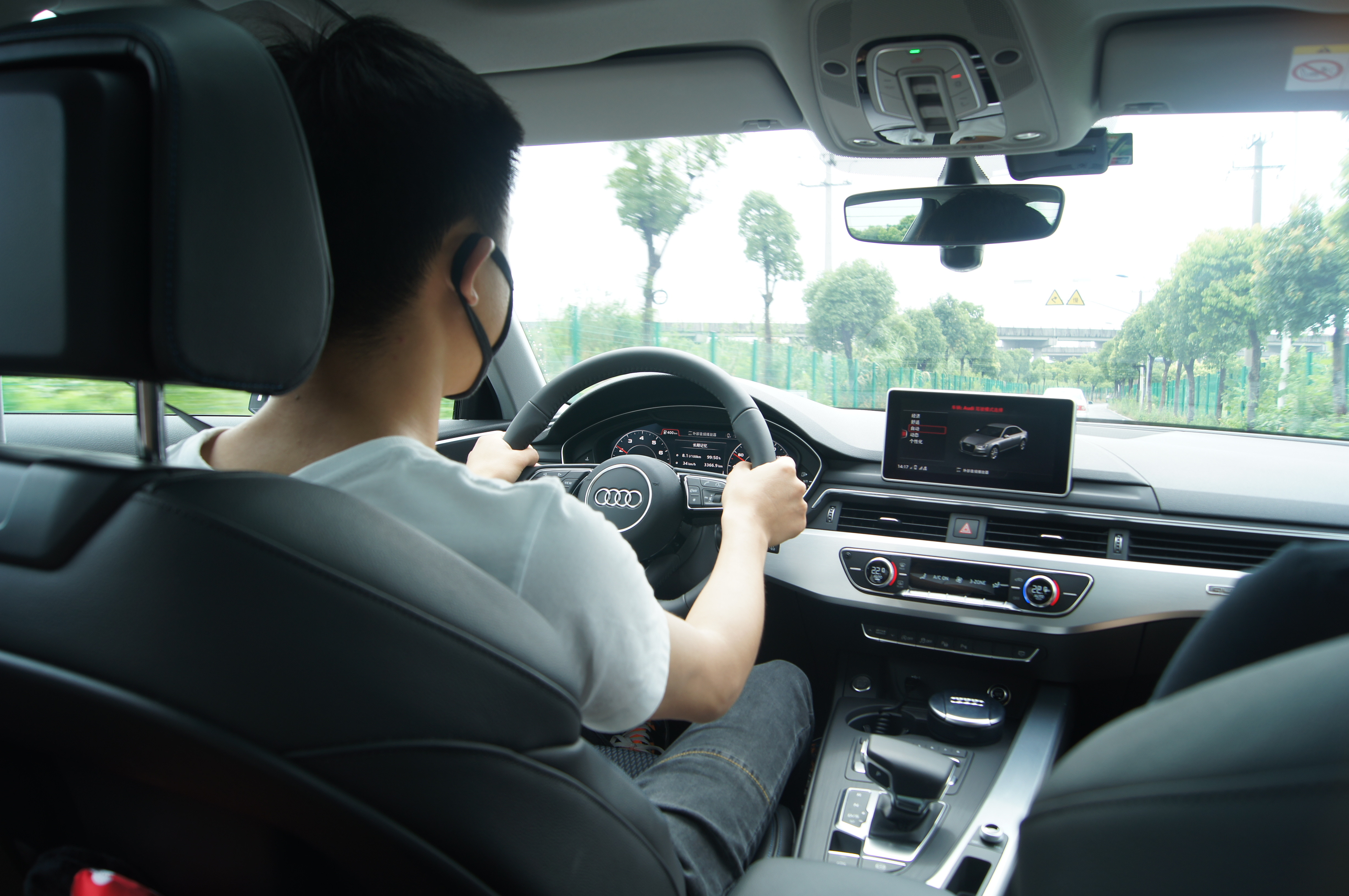 奥迪a4l2022款rs套装燃速版试驾,国服第一车黑推荐车型