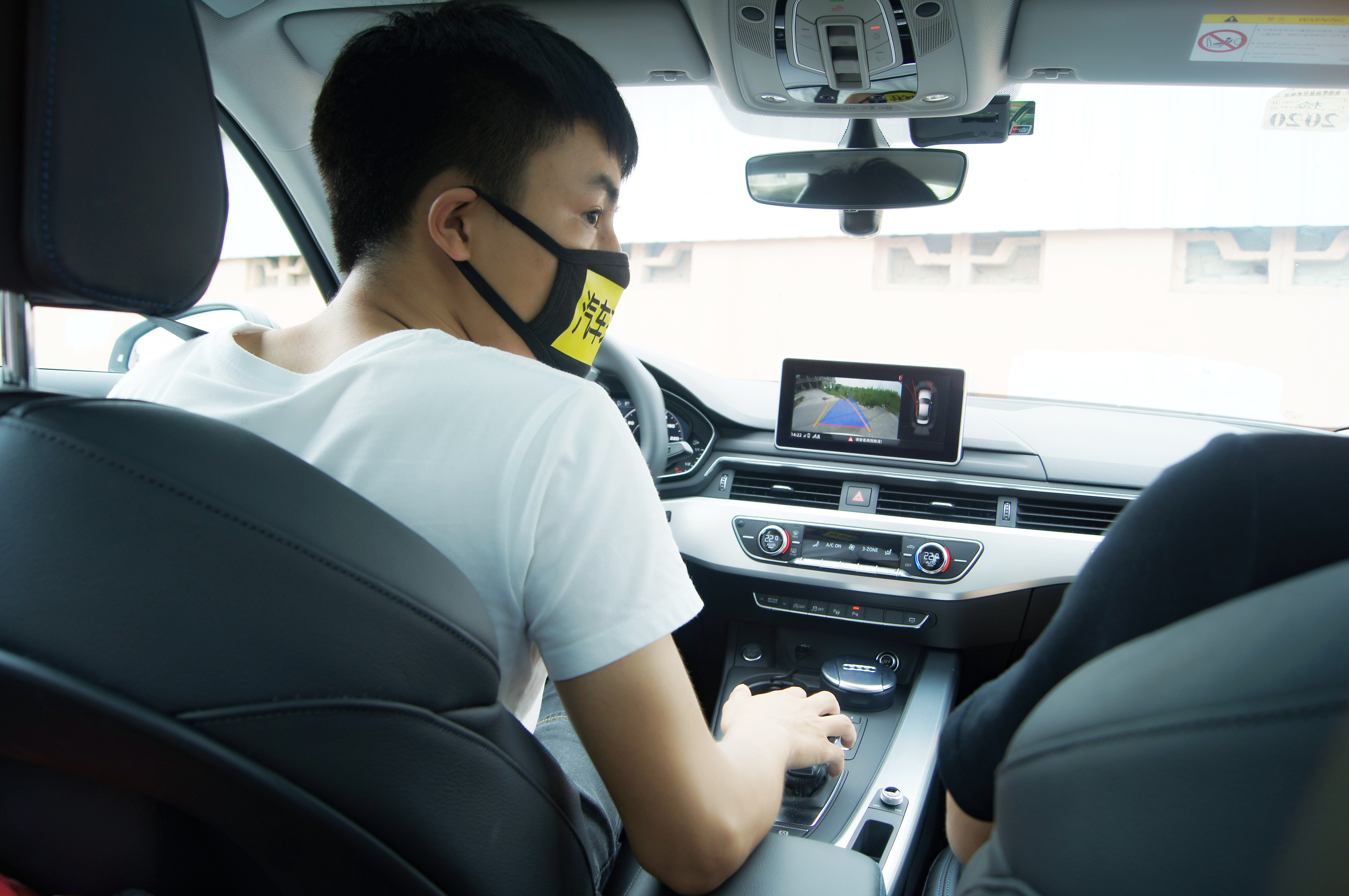 奥迪a4l2022款rs套装燃速版试驾,国服第一车黑推荐车型