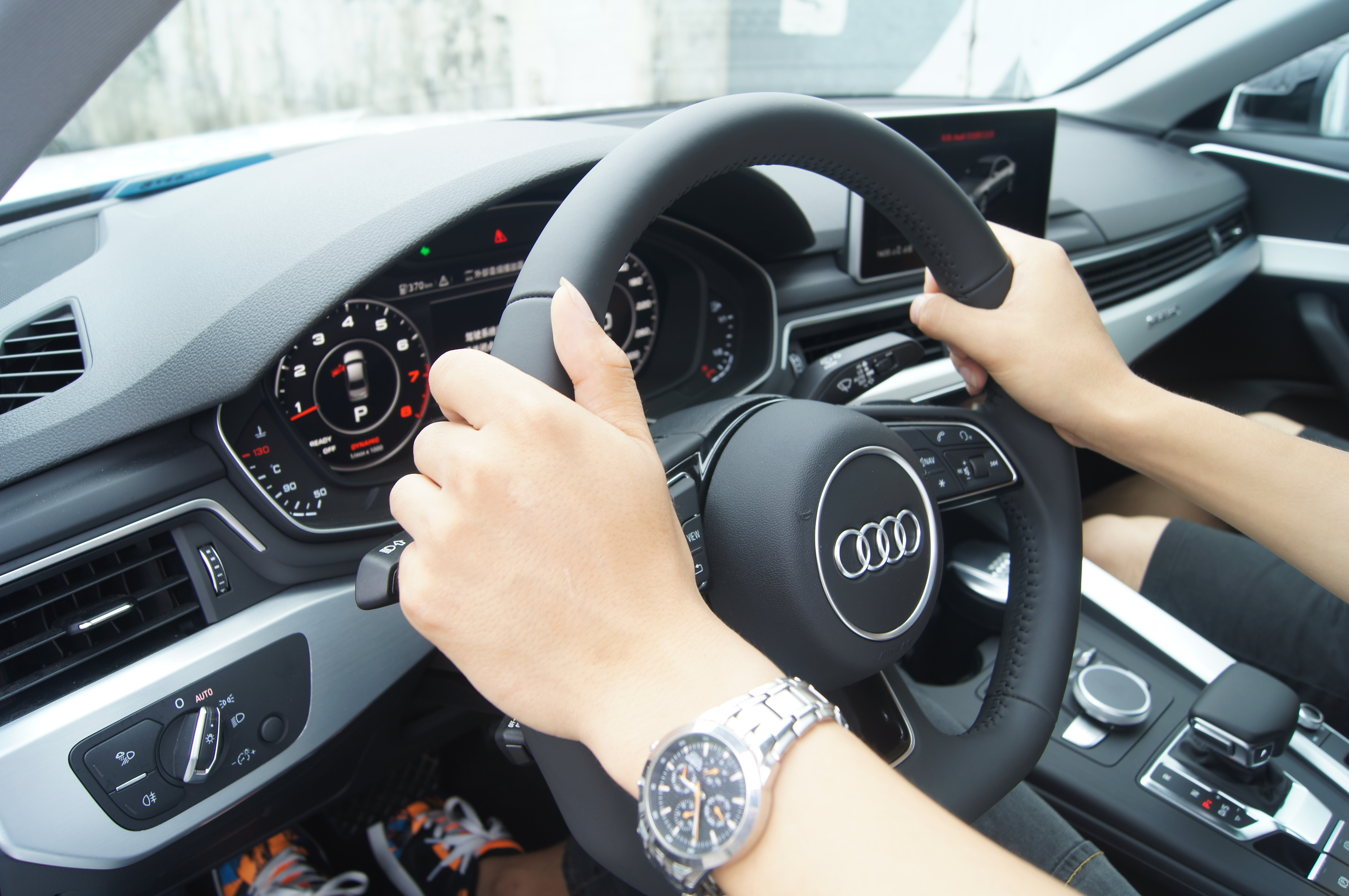 奥迪a4l2022款rs套装燃速版试驾,国服第一车黑推荐车型