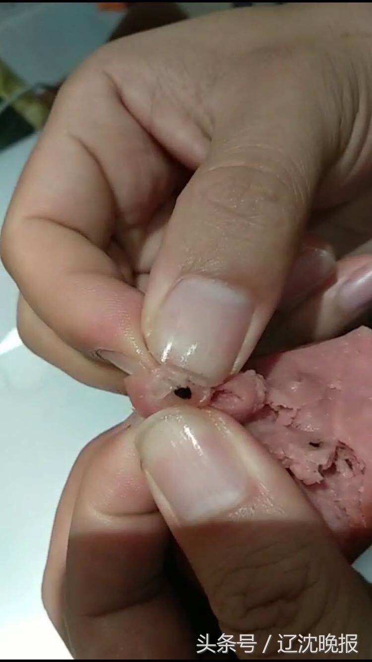 香肠吃出疑似尾巴的视频,香肠里面吃出骨头算异物吗