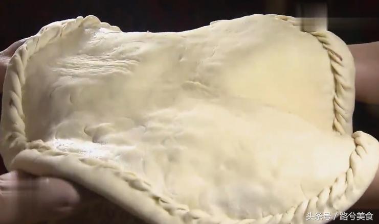 把大饼铺在沙漠上烤，上面直接盖上炭灰，一咬嘎嘣脆，你吃过吗？