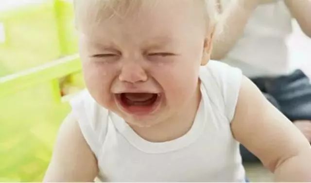 婴儿哭闹会导致宝宝肠绞痛吗,半夜宝宝哭闹肠绞痛不止怎么回事
