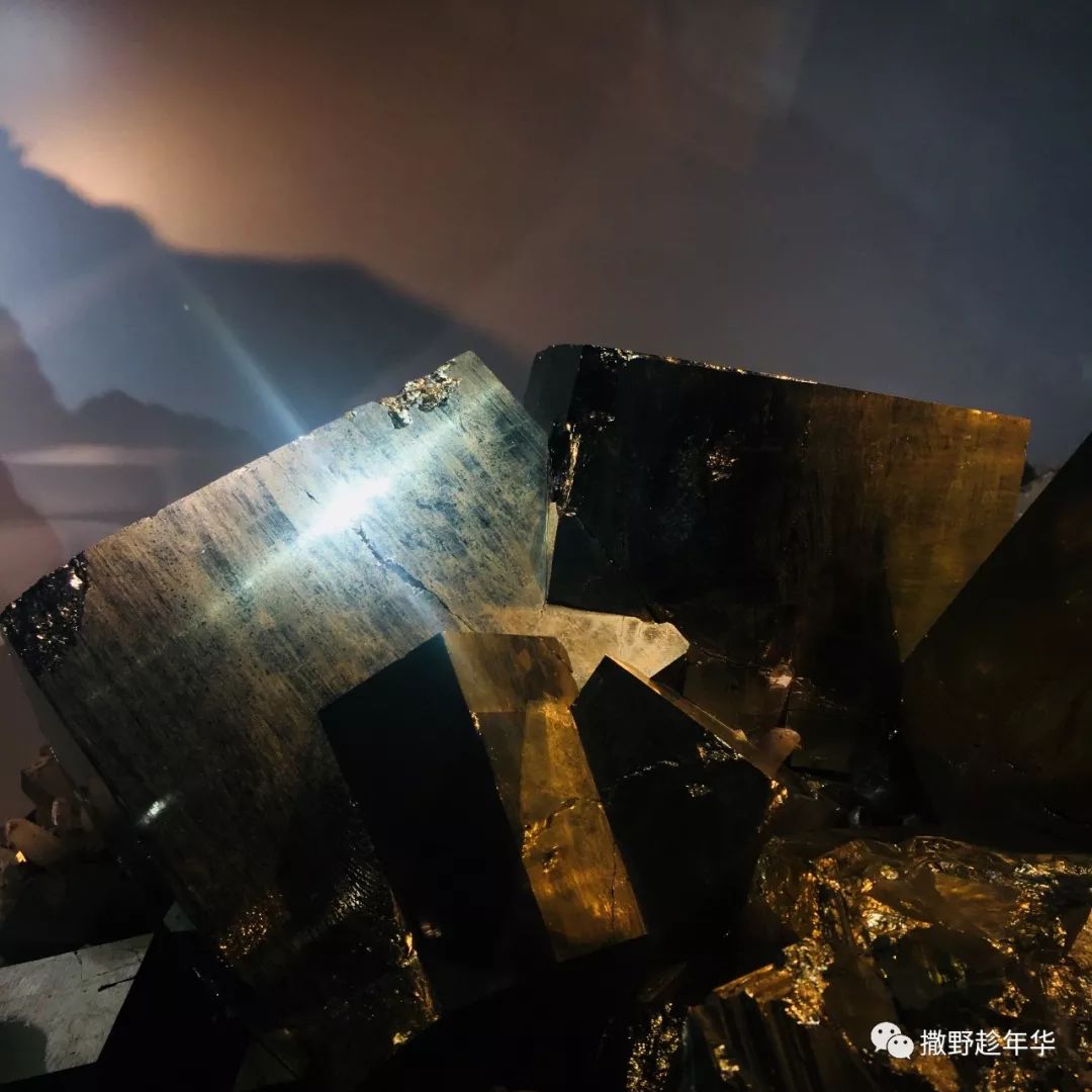 矿物精品展｜地壳深处的彩虹与少女心