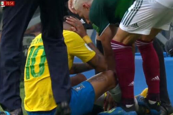 内马尔被踢为什么不犯规,内马尔遭裁判无视梅西怒射破门