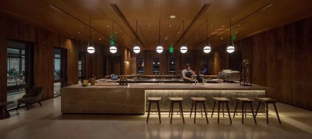 第一家卖酒的星巴克,星巴克探店卖酒