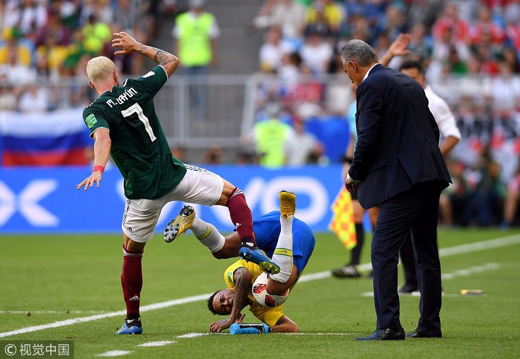 内马尔翻滚被嘲讽,翻滚吧内马尔完整版