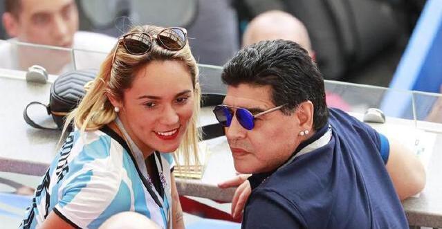 马拉多纳57岁聚会,马拉多纳和女友接吻