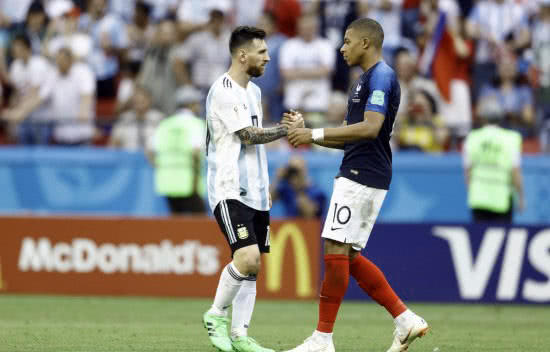 梅西和姆巴佩擦肩而过,梅西和姆巴佩卡塔尔握手