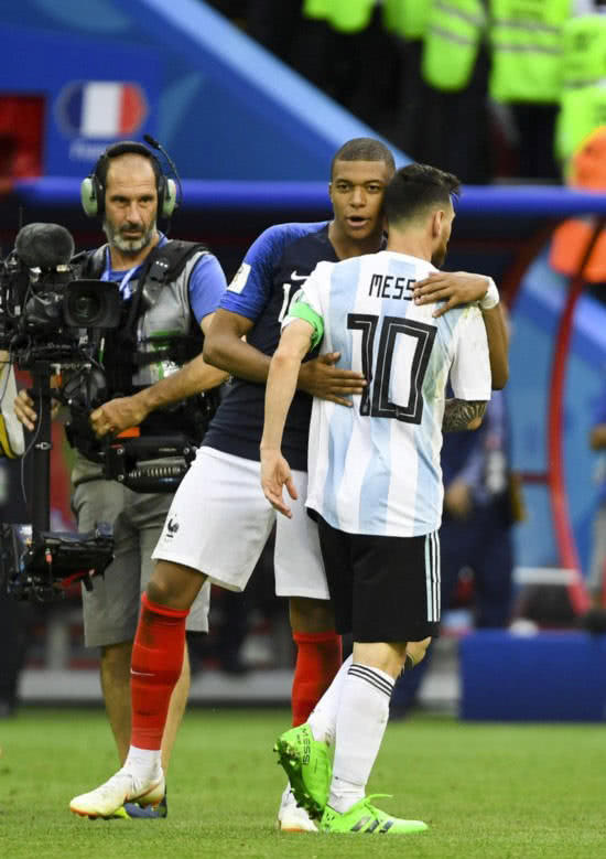 梅西和姆巴佩擦肩而过,梅西和姆巴佩卡塔尔握手