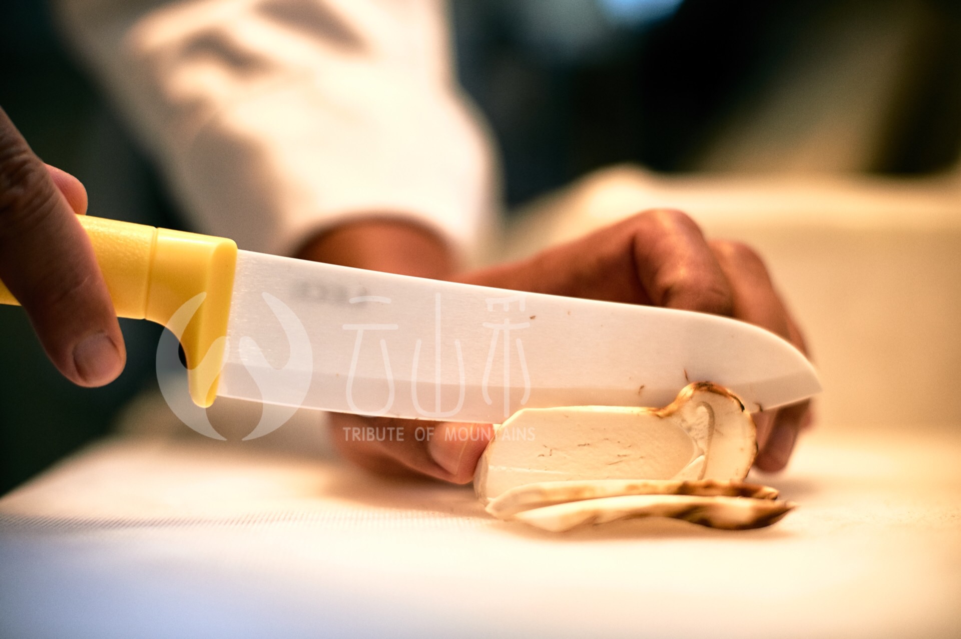 松茸公主夏无敌：松茸小作坊加工？常温分拣？以次充好？NO