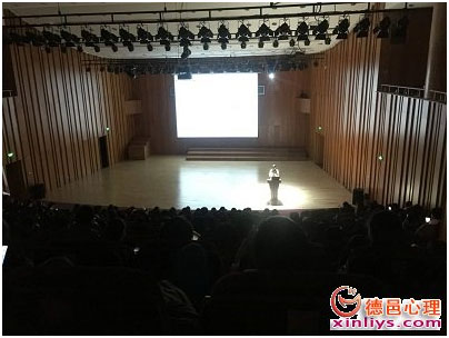 杨丽媛主任讲座系列报道“走出心理困境——拥抱精彩大学生活”