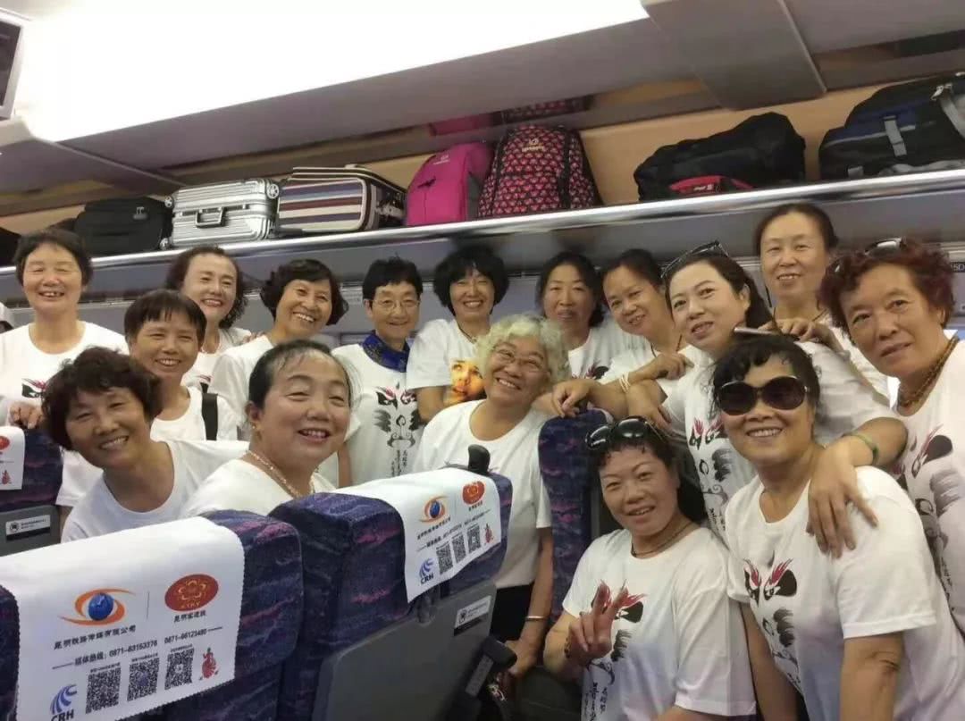 大理首发团乘昆楚大高铁昨日抵达普者黑