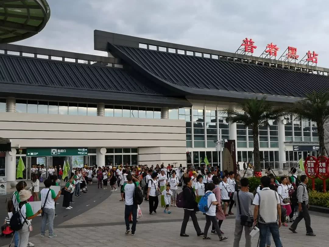 大理首发团乘昆楚大高铁昨日抵达普者黑