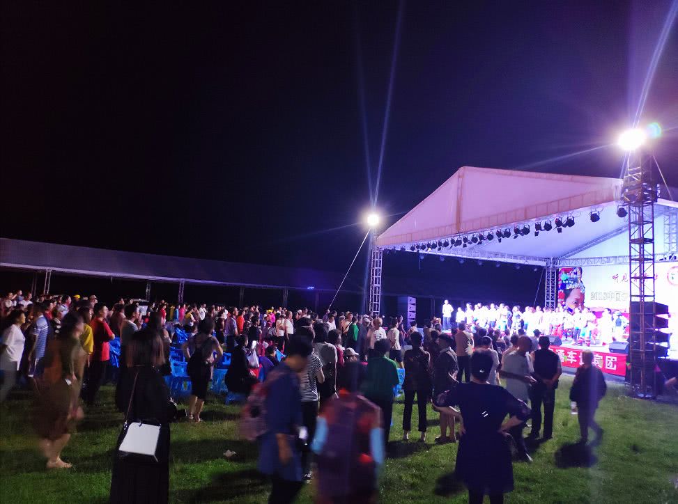 大理首发团乘昆楚大高铁昨日抵达普者黑