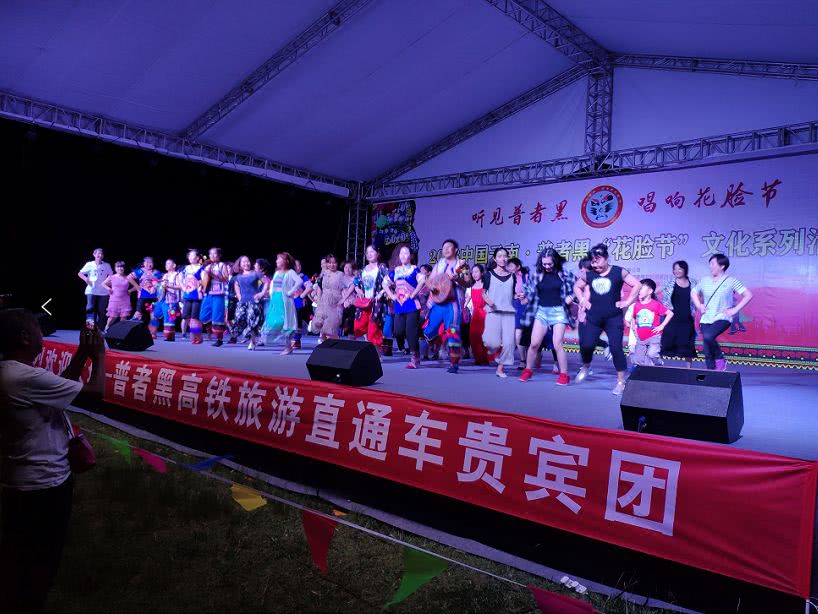 大理首发团乘昆楚大高铁昨日抵达普者黑