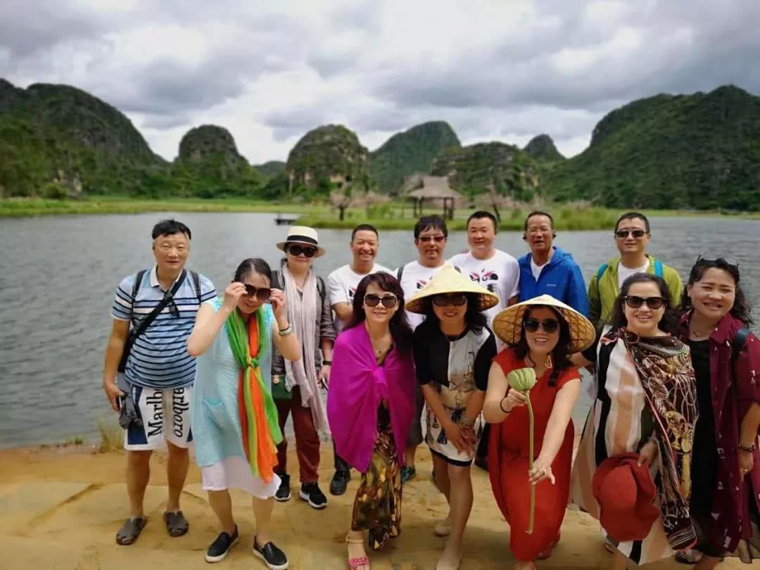 大理首发团乘昆楚大高铁昨日抵达普者黑