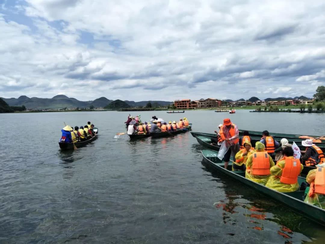 大理首发团乘昆楚大高铁昨日抵达普者黑