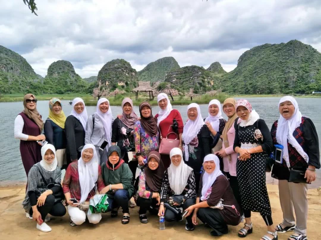 大理首发团乘昆楚大高铁昨日抵达普者黑