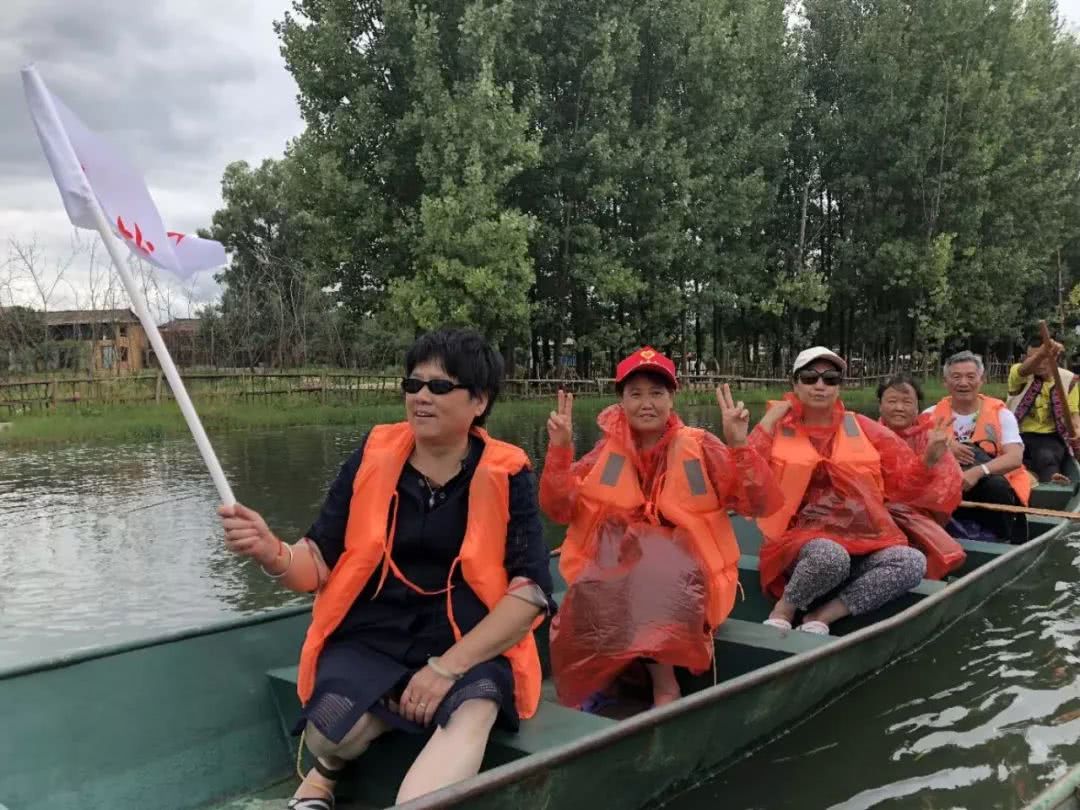 大理首发团乘昆楚大高铁昨日抵达普者黑