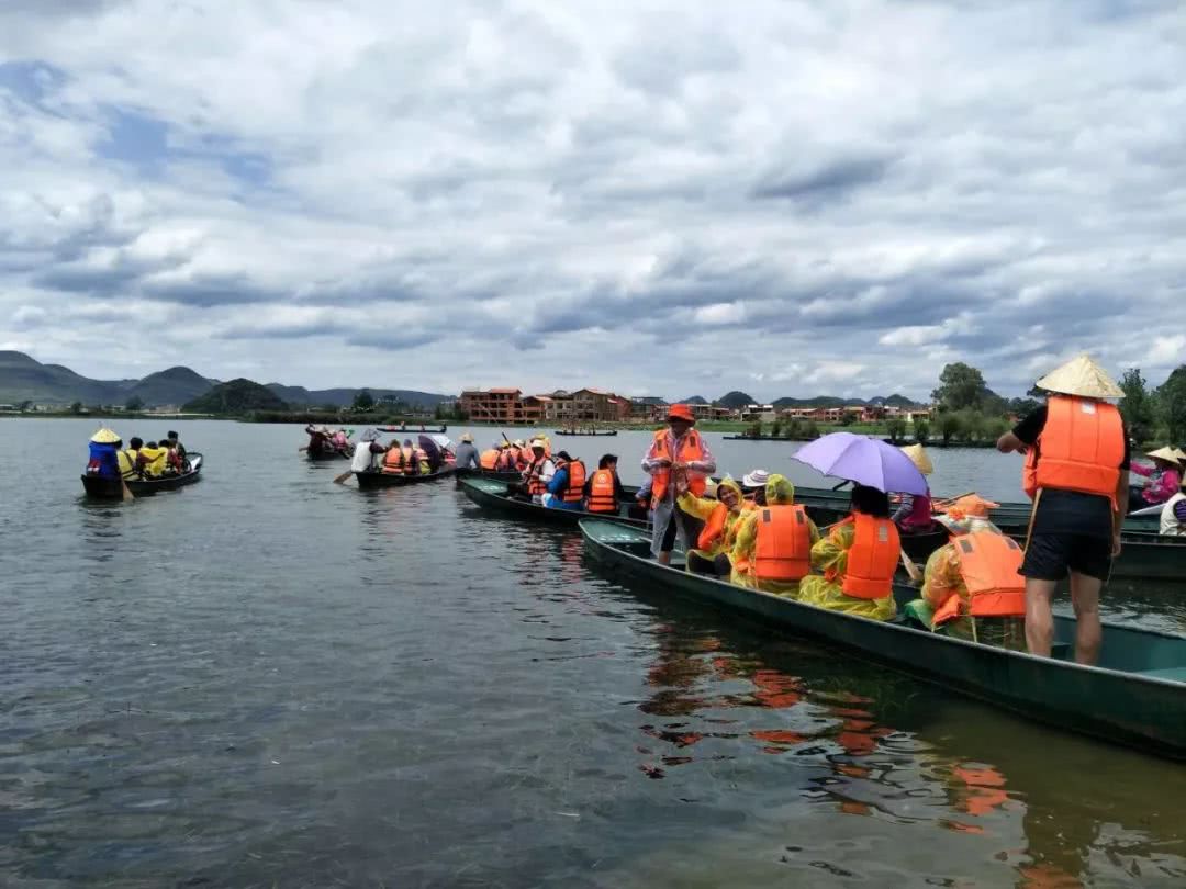 大理首发团乘昆楚大高铁昨日抵达普者黑