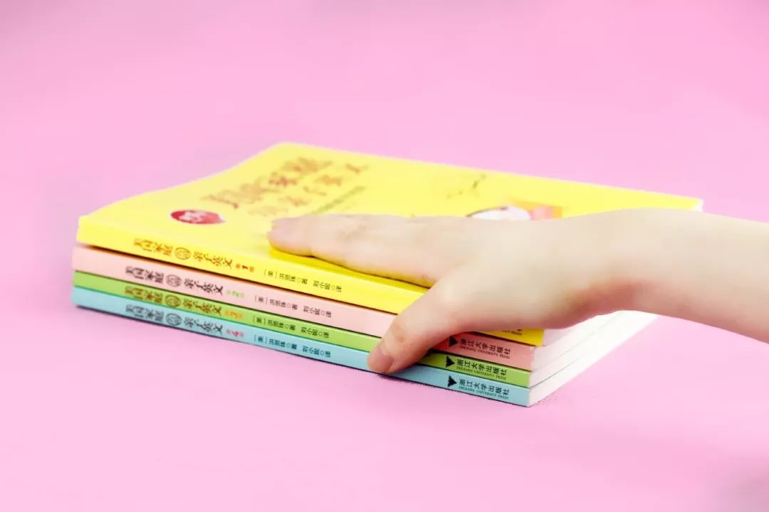 全球抢疯了的《美国家庭万用亲子英文》开团！附送10小时美音MP3，能用20年的英语会话书！