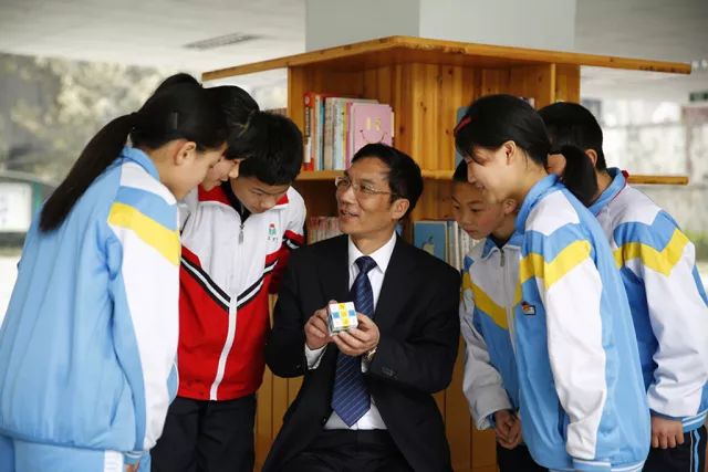 四川教师风采丨田精耘:耕好教育这亩田