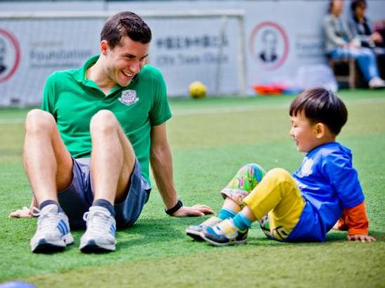 陪小孩踢足球,和孩子一起踢足球的感悟