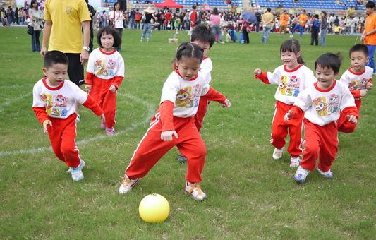 陪小孩踢足球,和孩子一起踢足球的感悟